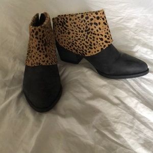 Black short booties with fur